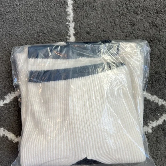 CONTRASTING V-NECK SWEATER - Picture 2 of 7